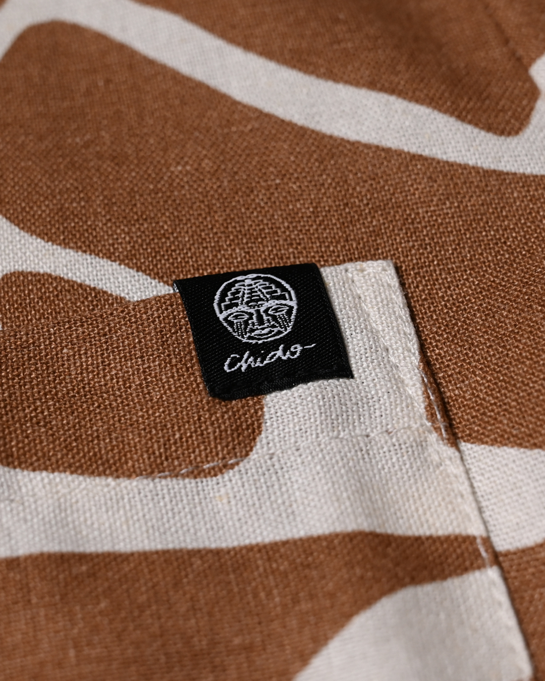 La Camisa Oversize "Chido" Mosaico combina frescura, estilo y comodidad en una sola prenda. Su diseño de corte oversize ofrece un ajuste relajado y moderno, perfecto para quienes buscan un look desenfadado sin perder elegancia. Confeccionada en lino premium, garantiza ligereza, ideal para cualquier ocasión.
🌿 Material: 100% Lino Premium
👕 Fit: Oversize para mayor comodidad y estilo
🎨 Diseño: Estampado exclusivo Mosaico, inspirado en patrones artesanales
Una camisa versátil que puedes combinar con jeans
