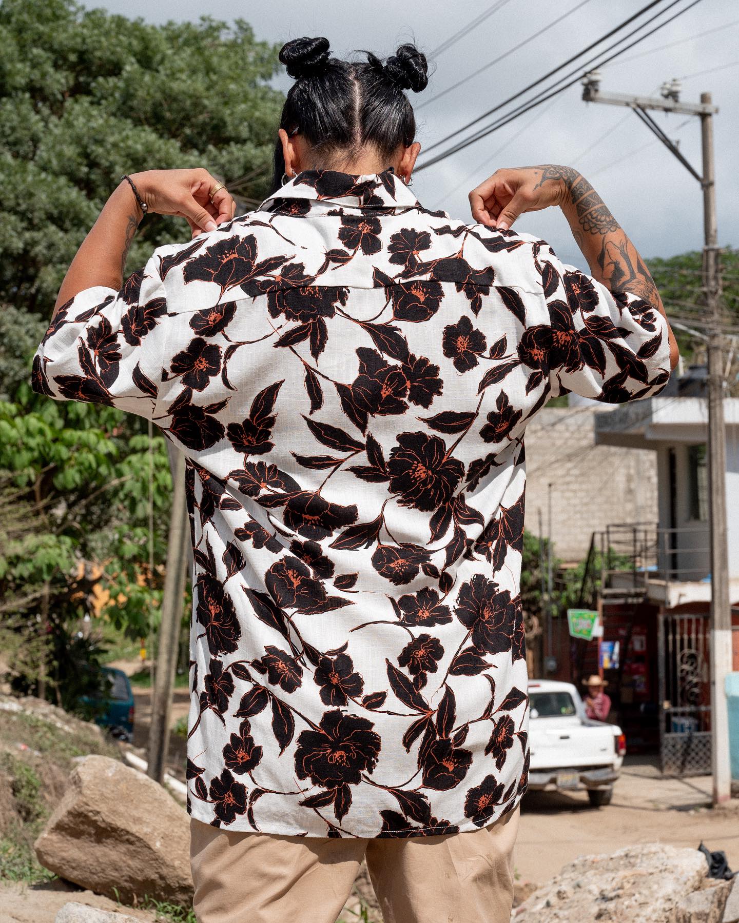 Camisa primavera unisex negra. Signature