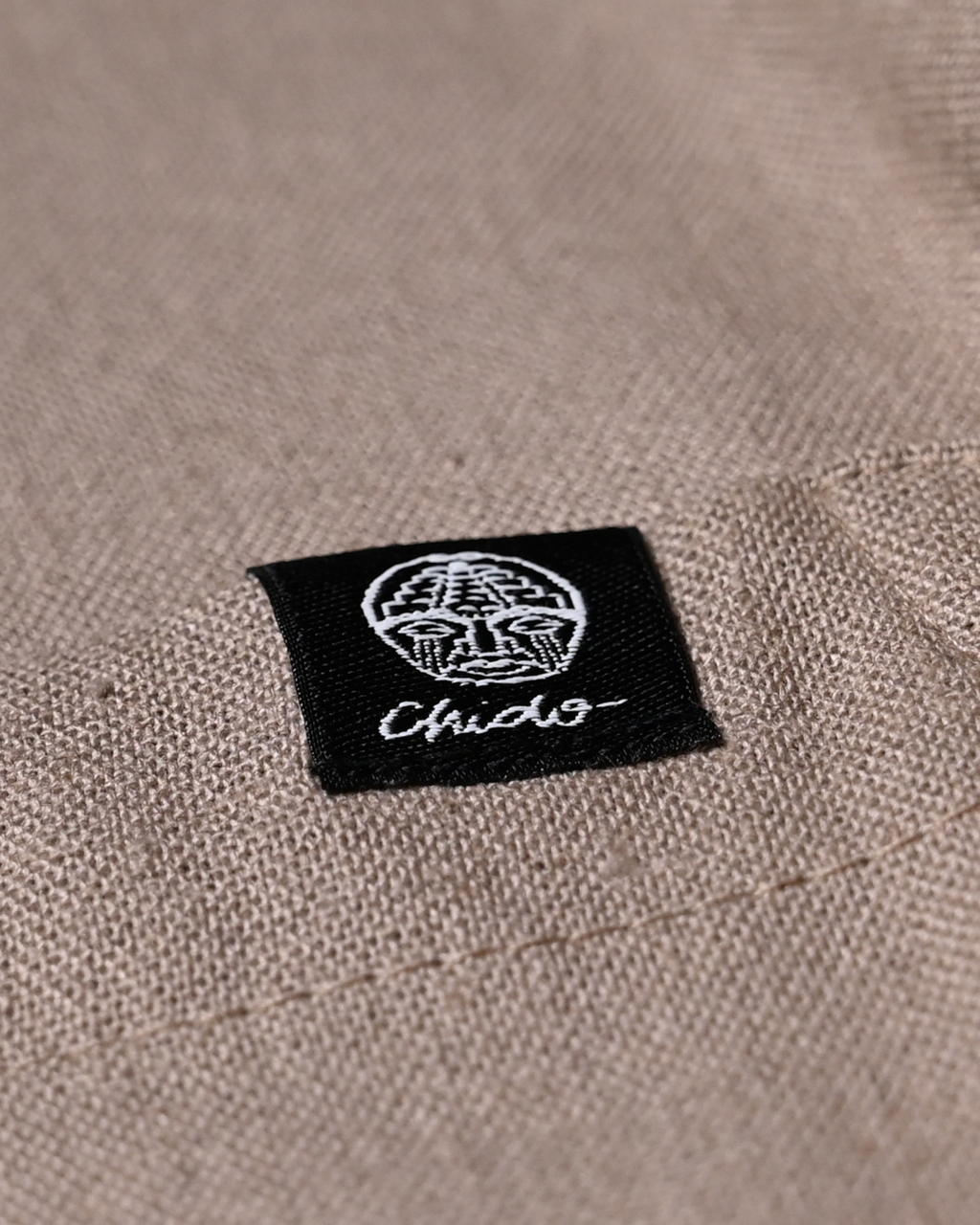 Clásica, fresca y con toda la actitud.
Nuestra Camisa Khaki en Lino de la Colección Clásica es una prenda atemporal que eleva cualquier look con su corte oversize y su caída natural. Hecha 100% de lino, esta pieza respira comodidad y estilo en cada movimiento. Perfecta para quienes saben que lo auténtico nunca pasa de moda.