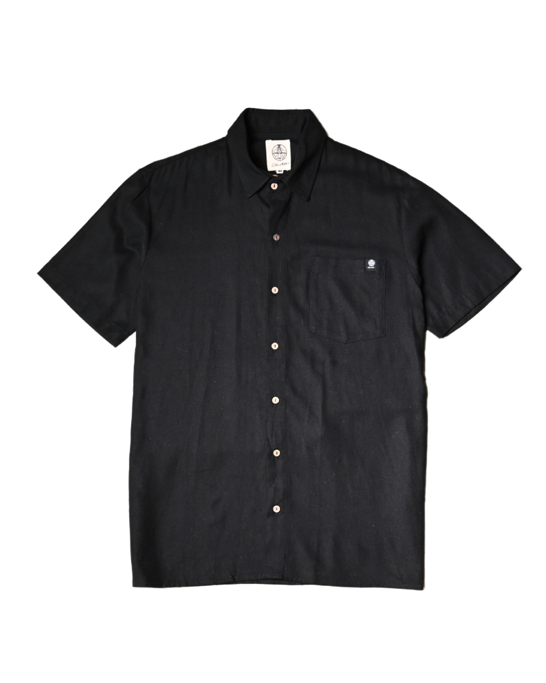 Clásica, fresca y con toda la actitud.
Nuestra Camisa Negra en Lino de la Colección Clásica es una prenda atemporal que eleva cualquier look con su corte oversize y su caída natural. Hecha 100% de lino, esta pieza respira comodidad y estilo en cada movimiento. Perfecta para quienes saben que lo auténtico nunca pasa de moda.