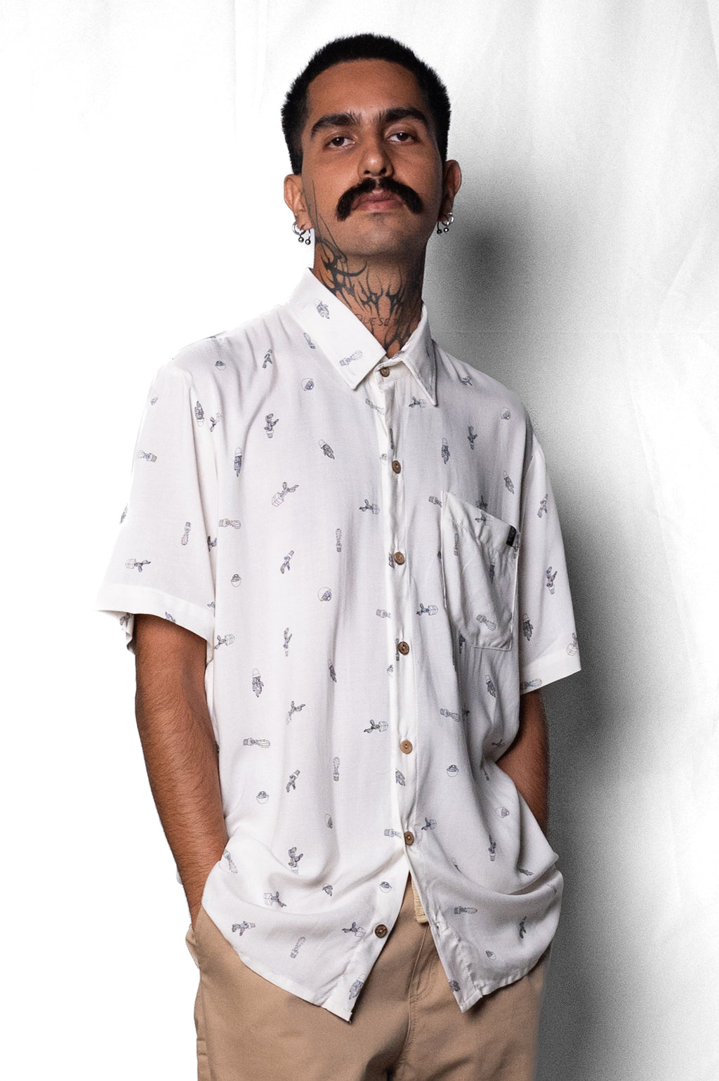Camisa Oversize Chido de corte oversize confeccionada en rayón, un tejido ligero y fresco que garantiza comodidad. Presenta un diseño blanco con estampados minimalistas de cactus y elementos botánicos que evocan la cultura mexicana y un estilo relajado y auténtico. Los botones en coco le aportan un toque natural y elegante, mientras que su silueta amplia es ideal para un look casual y moderno.