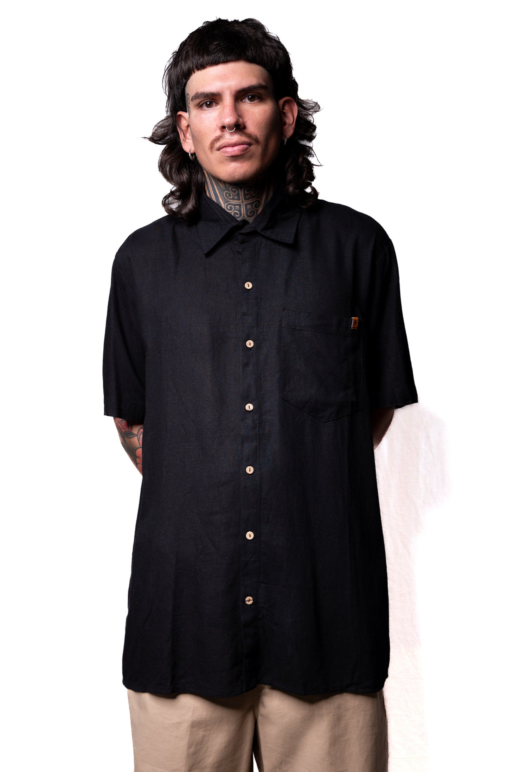 Camisa lino negro. Signature