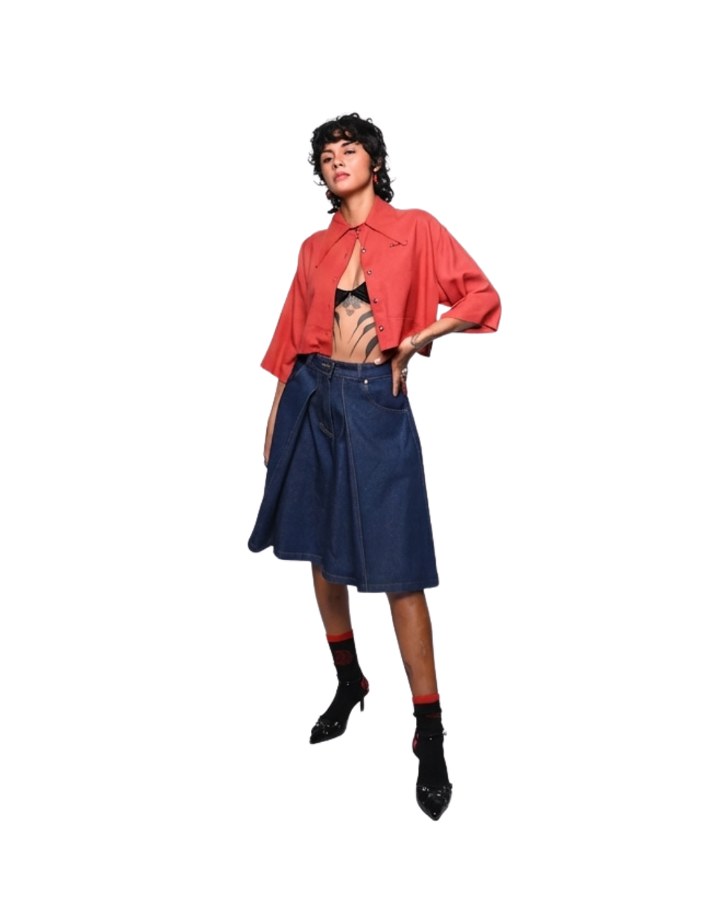 Crop top rojo de lino manga 3/4 CHIDO combinado con bermuda oversized outfit urbano
