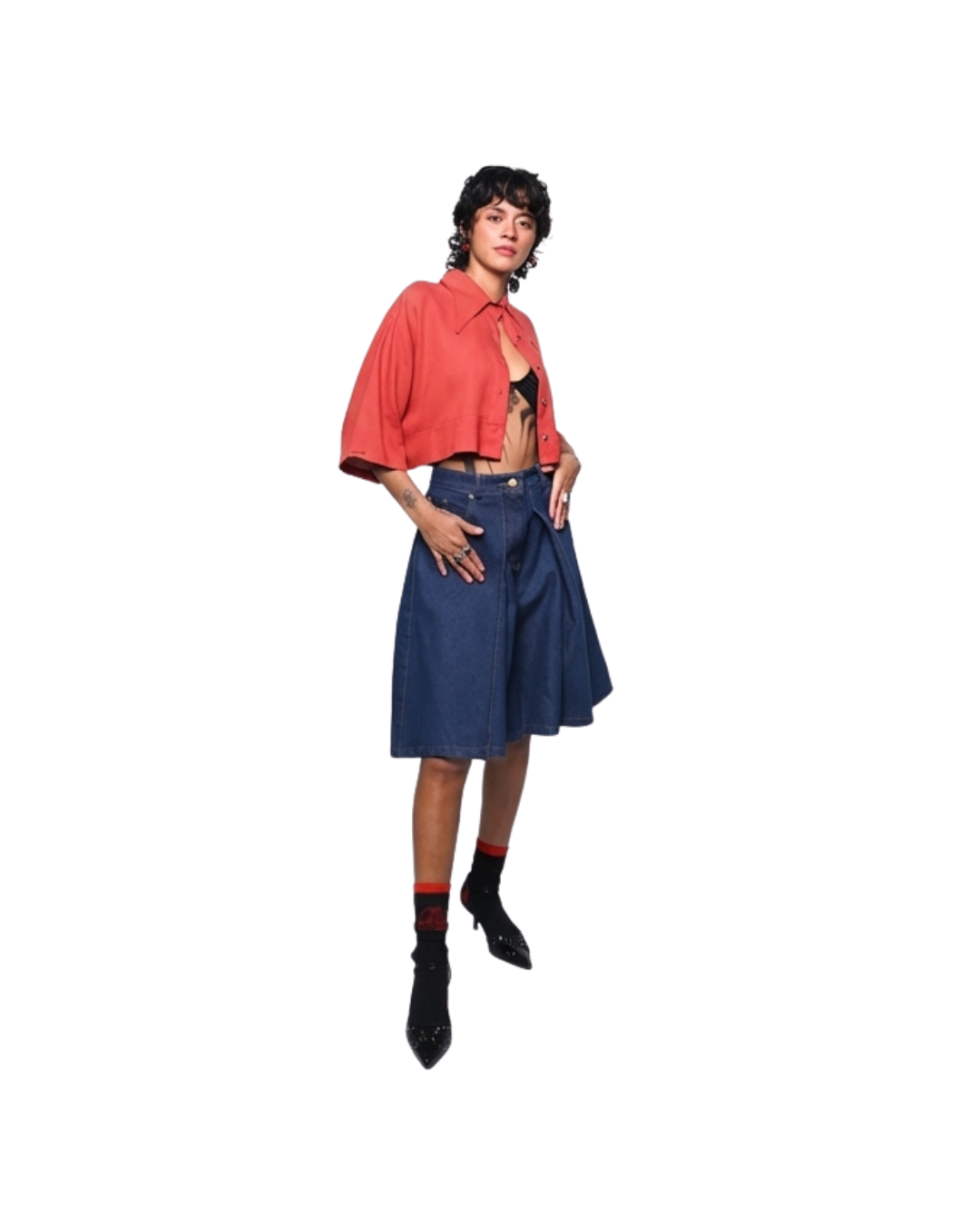 Modelo usando crop top de lino rojo CHIDO manga 3/4 estilo streetwear femenino