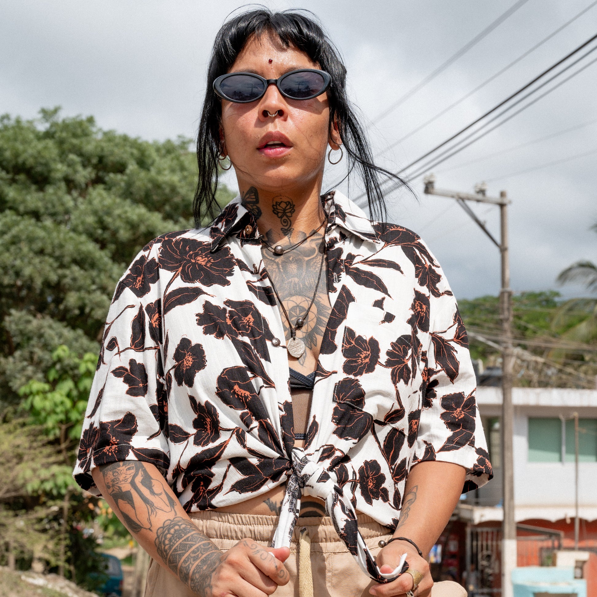 Camisa primavera unisex negra. Signature