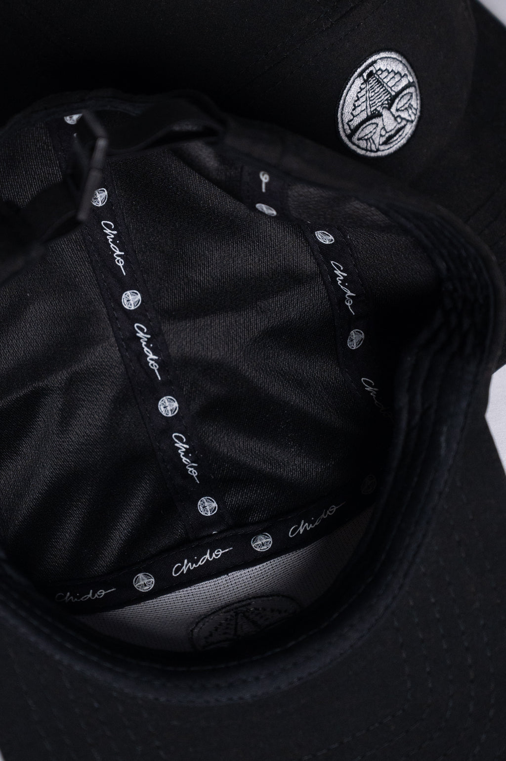Gorra 5 panel negra. Chido