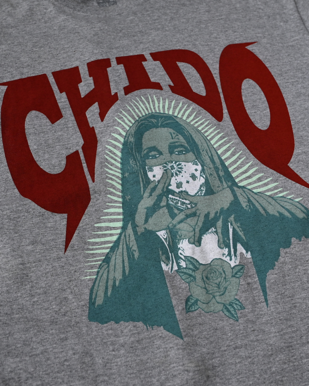 Expresa tu esencia con la Playera Chido, una prenda de diseño audaz que fusiona arte urbano y cultura mexicana. Confeccionada en algodón de alta calidad, esta camiseta gris ofrece comodidad y durabilidad, ideal para quienes buscan estilo con actitud. Su gráfico impactante rinde homenaje a la identidad callejera con un toque auténtico y rebelde.

✔ Material: Algodón suave y transpirable
✔ Ajuste: Corte overisize para un look relajado
✔ Estampado: Serigrafía de alta calidad para mayor resistencia
✔ Inspiració