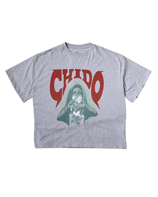 Esta playera negra de corte boxy fit es una pieza que habla por sí sola. Confeccionada al 100 % en algodón de alta calidad, tiene una caída amplia y cómoda, perfecta para un look relajado pero con carácter.

El diseño frontal “Amá Chola” es un homenaje a la fortaleza, la libertad y el respeto por quienes nos inspiran.&nbsp;

Edición especial – Lleva tu esencia con orgullo.

Corte Boxy Fit: amplio y cómodo, pensado para acompañarte en el movimiento.
Serigrafía de alta calidad: diseño durader