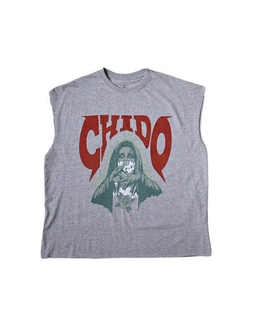 Esta playera negra de corte boxy fit es una pieza que habla por sí sola. Confeccionada al 100 % en algodón de alta calidad, tiene una caída amplia y cómoda, perfecta para un look relajado pero con carácter.

El diseño frontal “Amá Chola” es un homenaje a la fortaleza, la libertad y el respeto por quienes nos inspiran.&nbsp;

🔥 Edición especial – Lleva tu esencia con orgullo. 🔥

📏 Corte Boxy Fit: amplio y cómodo, pensado para acompañarte en el movimiento.
🖤 Serigrafía de alta calidad: diseño duradero, pe
