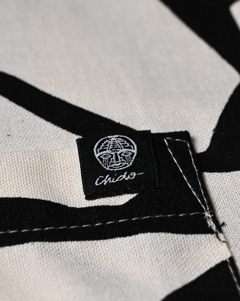 La Camisa Oversize "Chido" Mosaico combina frescura, estilo y comodidad en una sola prenda. Su diseño de corte oversize ofrece un ajuste relajado y moderno, perfecto para quienes buscan un look desenfadado sin perder elegancia. Confeccionada en lino premium, garantiza ligereza, ideal para cualquier ocasión.

🌿 Material: 100% Lino Premium
👕 Fit: Oversize para mayor comodidad y estilo
🎨 Diseño: Estampado exclusivo Mosaico, inspirado en patrones artesanales

Una camisa versátil que puedes combinar con jeans