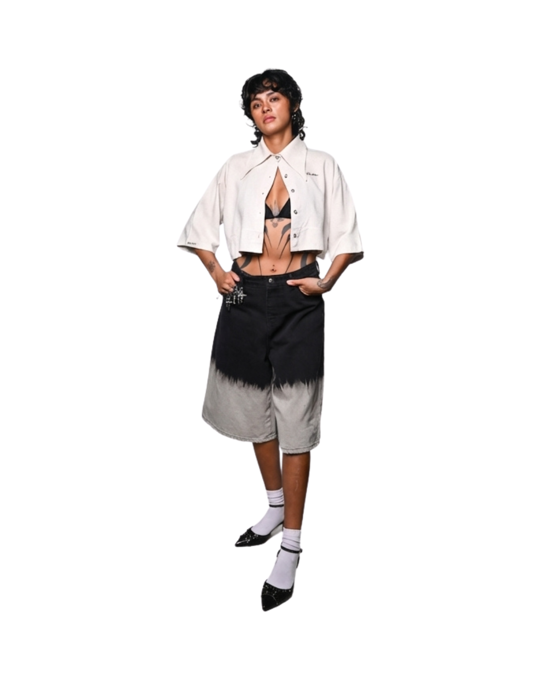 Crop top de lino beige CHIDO combinado con bermuda oversized outfit urbano femenino
