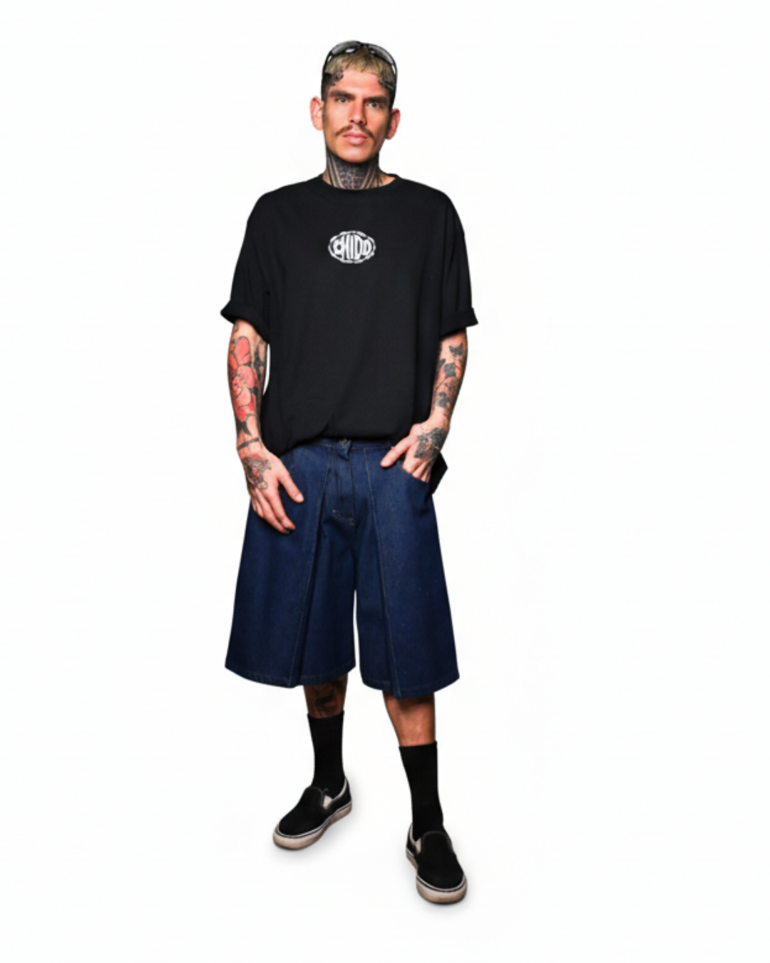Modelo usando bermuda Audacia CHIDO de mezclilla oversized con playera negra estilo streetwear mexicano