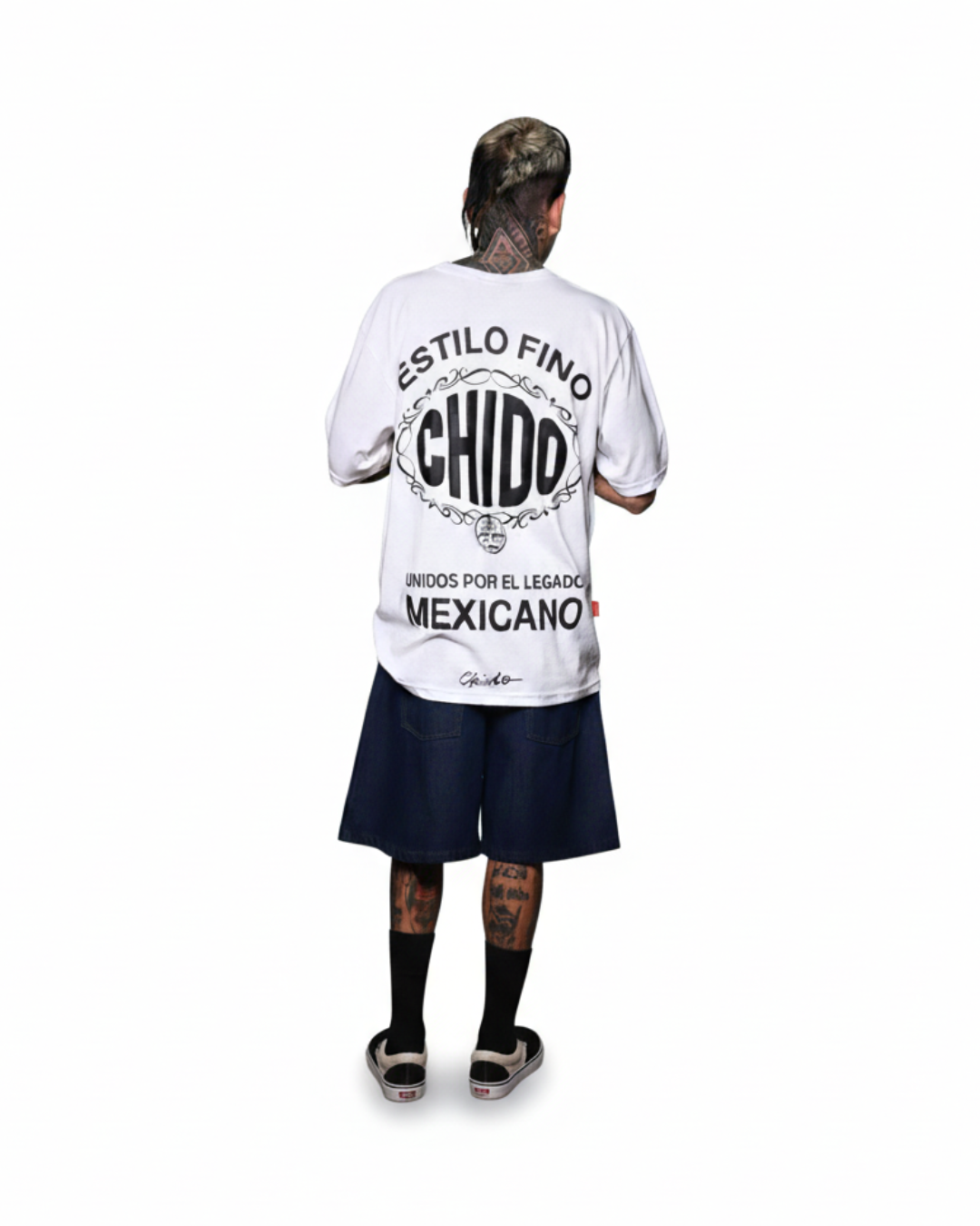 Modelo usando playera blanca CHIDO y bermuda Audacia de mezclilla oversized estilo streetwear mexicano