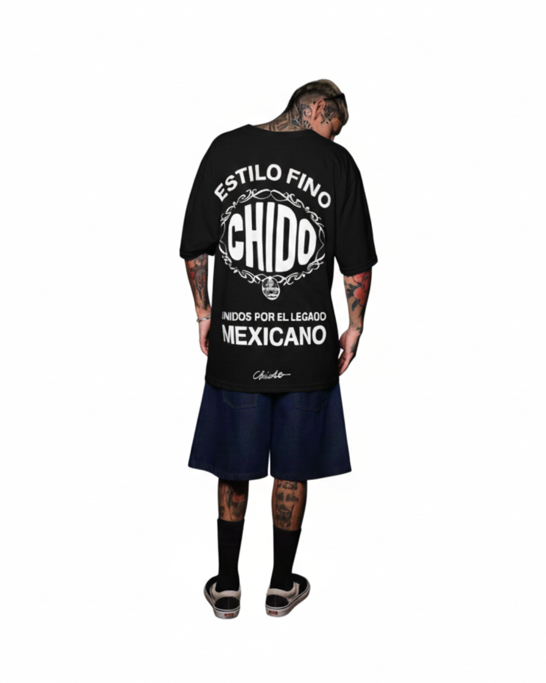 Vista trasera de la playera Estilo Fino CHIDO con gráfico central y mensaje “Unidos por el legado mexicano”. Una pieza de streetwear mexicano que combina identidad cultural y diseño contemporáneo.