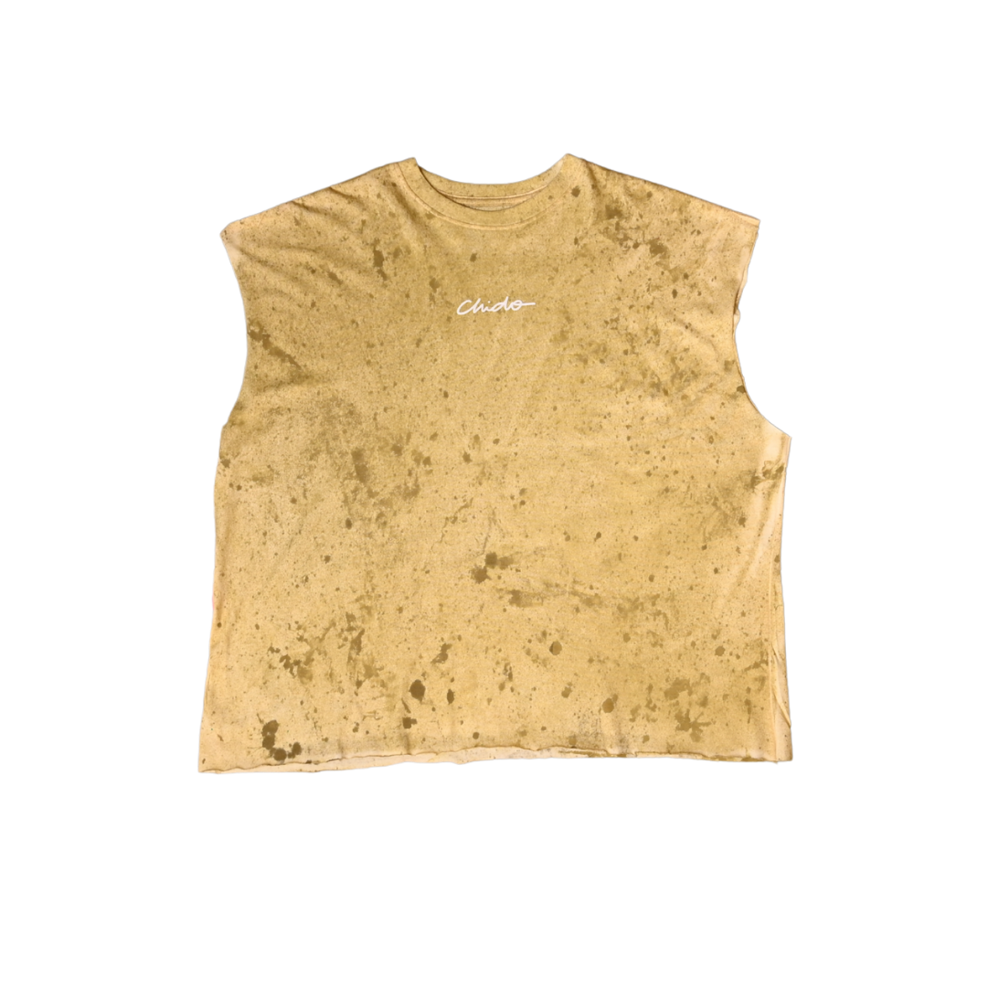 Modelo usando tank top tie dye CHIDO oversized estilo streetwear